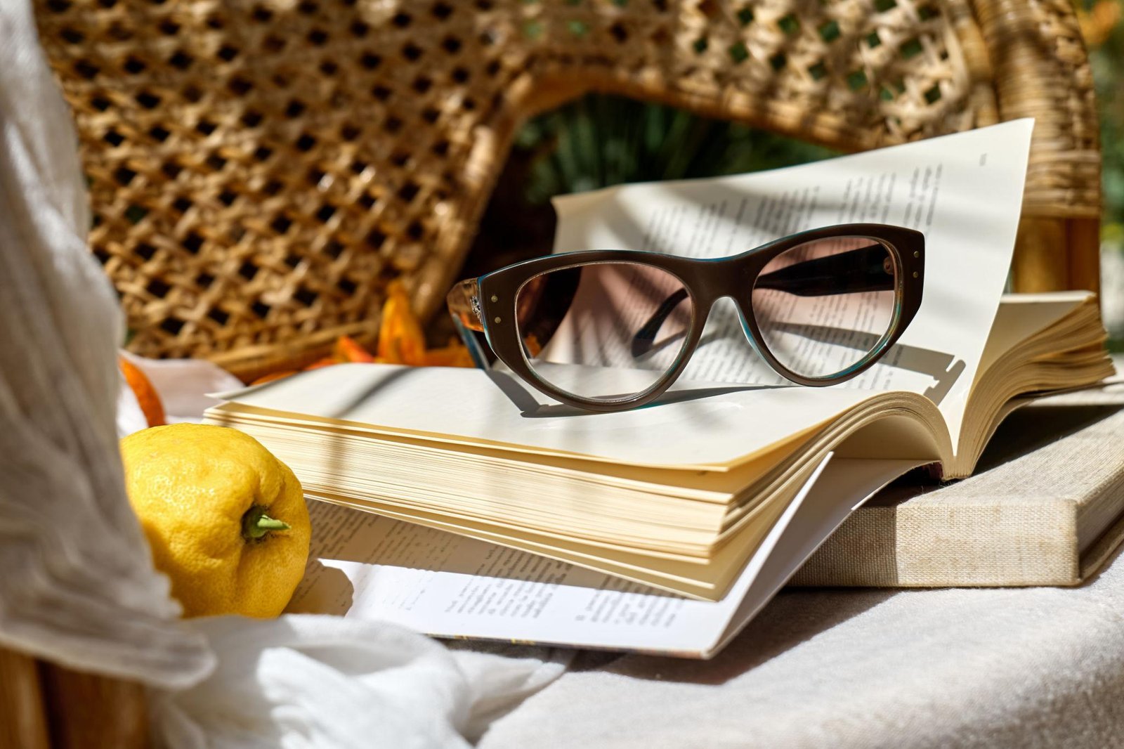 10 книжок, які перенесуть тебе в інші світи — найкращі книги для відпустки